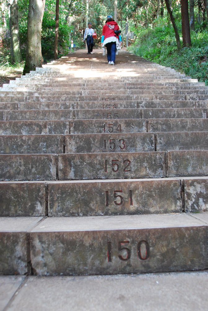 個(gè)舊(jiù)老陰山(shān)