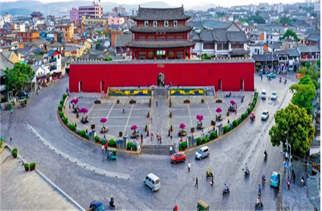 藝術(shù)建築在紅河(hé)樓台豈随煙雨去，碧瓦青磚是滄桑。一磚一瓦之間(jiān)，有(yǒu)着不盡的寒暑，和(hé)紅河(hé)千百年來(lái)的陣陣喧嚣。