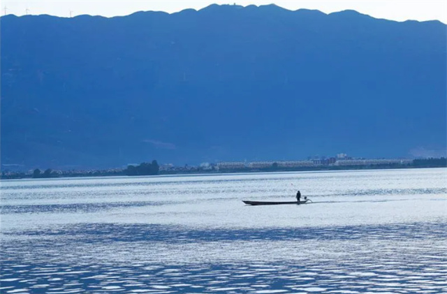 夕陽下的大(dà)屯海 水(shuǐ)天一色美如畫(huà)