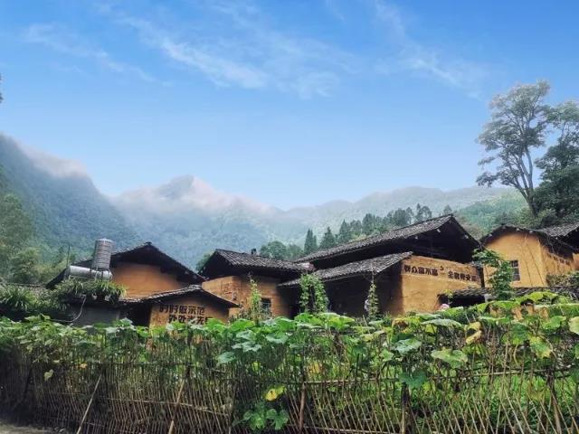 屏邊縣石洞村，一枚鑲嵌在群山(shān)中的寶石     紅河(hé)傳媒公司